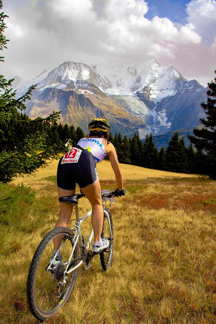Mountainbikerin vor verschneiten Gipfeln – Winsole Carbon-Einlage für Gravel und MTB Adventure